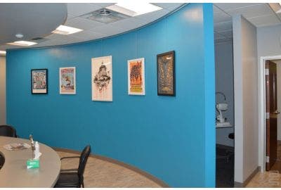 Hanging Displays on Curved Walls