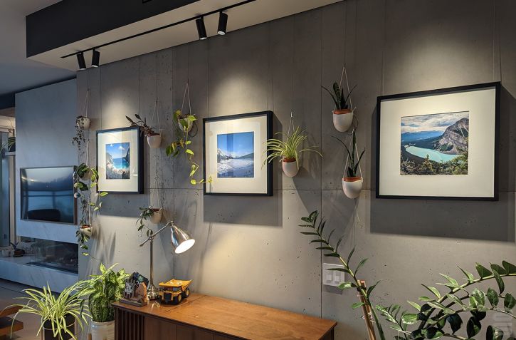 Hanging Pictures on Concrete Walls – Seamless & Drill-Free Solutions