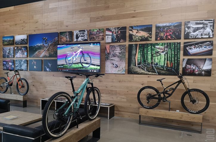 Visual Merchandising – Elevate Your Retail Display with a Flexible Hanging System
