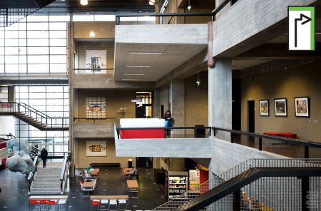 Système d'accrochage pour les murs en blocs de béton