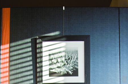 Protéger les murs en tissu avec l'attache pour cloison