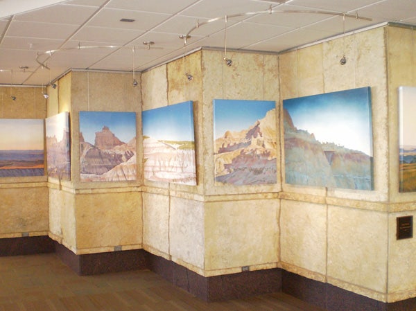 Le Rail mural expose de multiples canvas  à l'aéroport Régional de Rapid City (RAP)