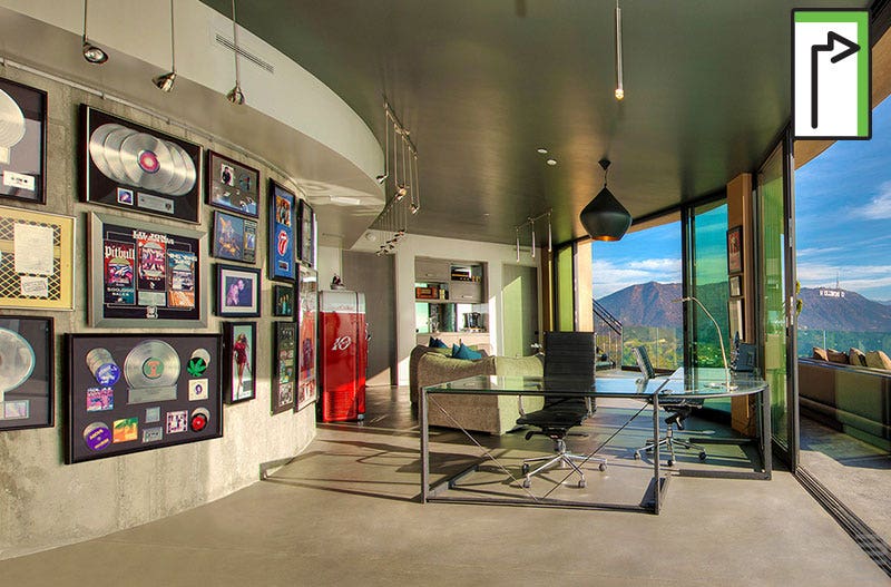 PLATINUM HANGING SYSTEM ON A CONCRETE CURVED WALL